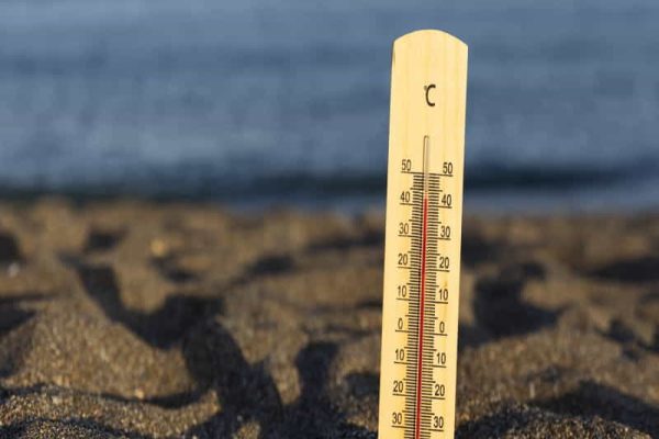 primer-plano-termometro-que-muestra-temperatura-alta primer-plano-termometro-que-muestra-temperatura-alta